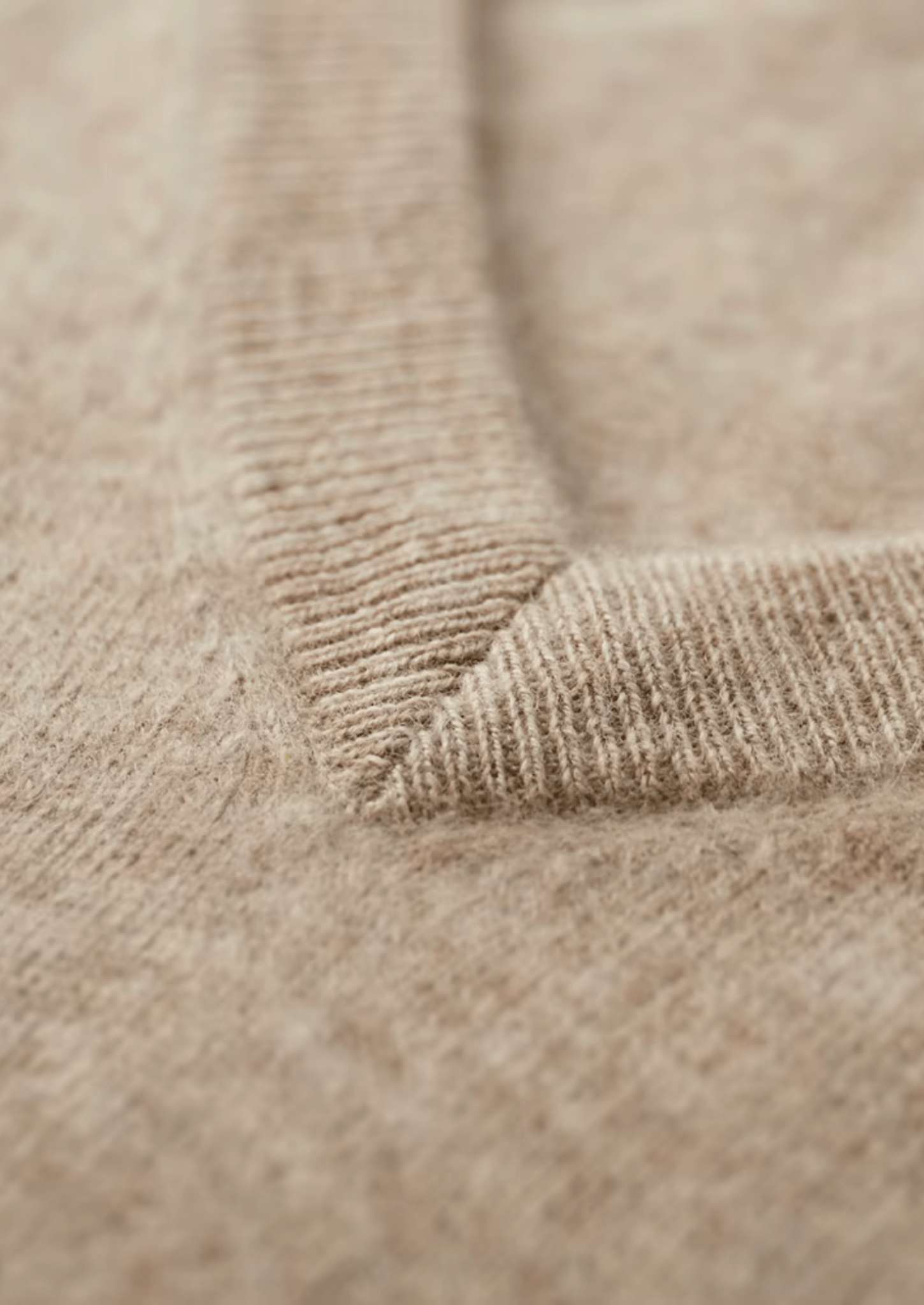 PURE EXTRA - FINE MERINO WOOL CLASSIC V - NECK SWEATER - Derada